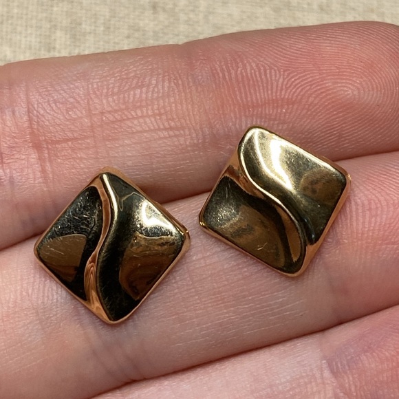 💛 10k Yellow Gold Square/Diamond Shape Wave Earrings - Picture 5 of 5